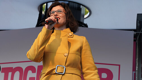 Layla Moran speaking into a microphone